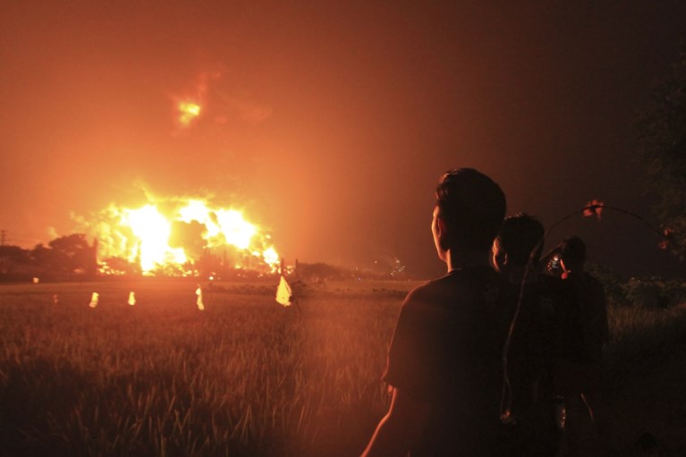 Enorme brand in olieraffinaderij Indonesië: twintig gewonden, bijna duizend geëvacueerd