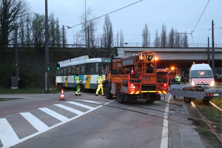 Tram volledig ontspoord in Deurne: gespecialiseerde kraanfirma ter plaatse