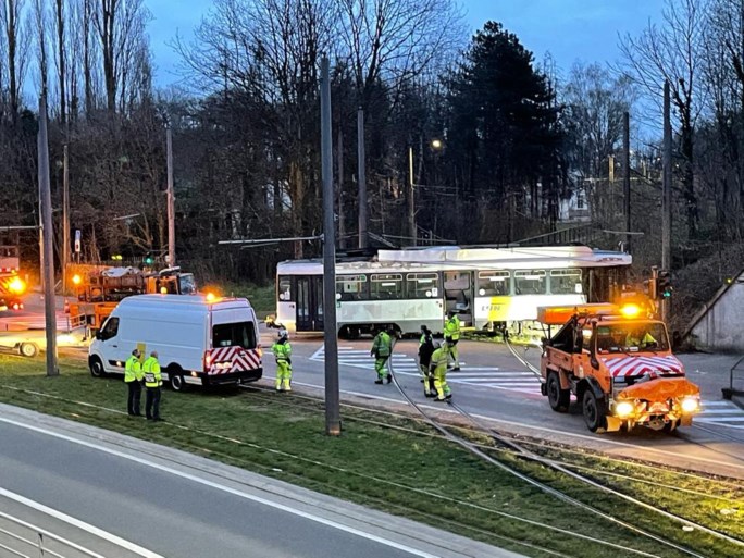 Tram volledig ontspoord in Deurne: gespecialiseerde kraanfirma ter plaatse