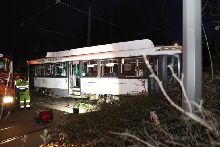 Tram volledig ontspoord in Deurne: gespecialiseerde kraanfirma ter plaatse