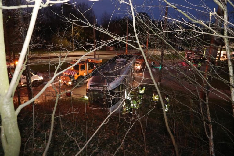 Tram volledig ontspoord in Deurne: gespecialiseerde kraanfirma ter plaatse