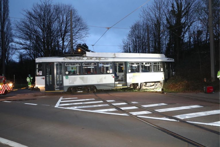 Tram volledig ontspoord in Deurne: gespecialiseerde kraanfirma ter plaatse