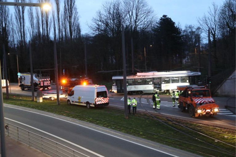 Tram volledig ontspoord in Deurne: gespecialiseerde kraanfirma ter plaatse