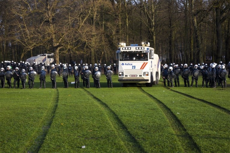 Elf arrestaties na nieuwe bijeenkomst in Ter Kamerenbos