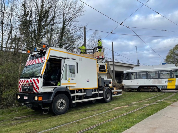 Tram volledig ontspoord in Deurne: gespecialiseerde kraanfirma ter plaatse