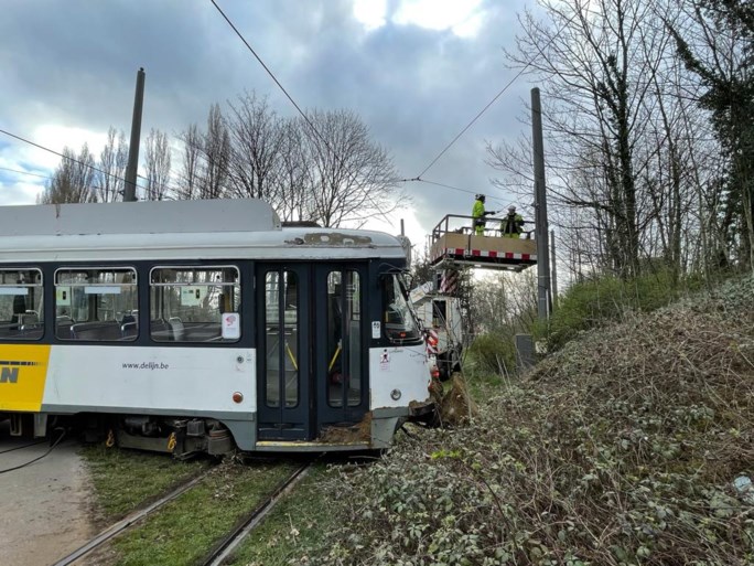Tram volledig ontspoord in Deurne: gespecialiseerde kraanfirma ter plaatse
