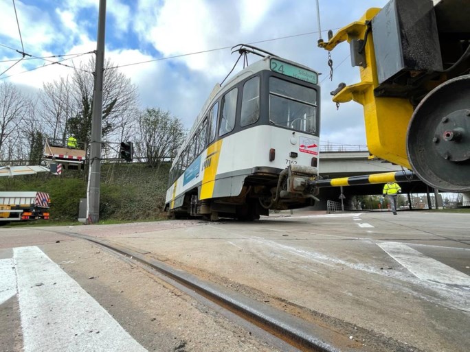 Tram volledig ontspoord in Deurne: gespecialiseerde kraanfirma ter plaatse