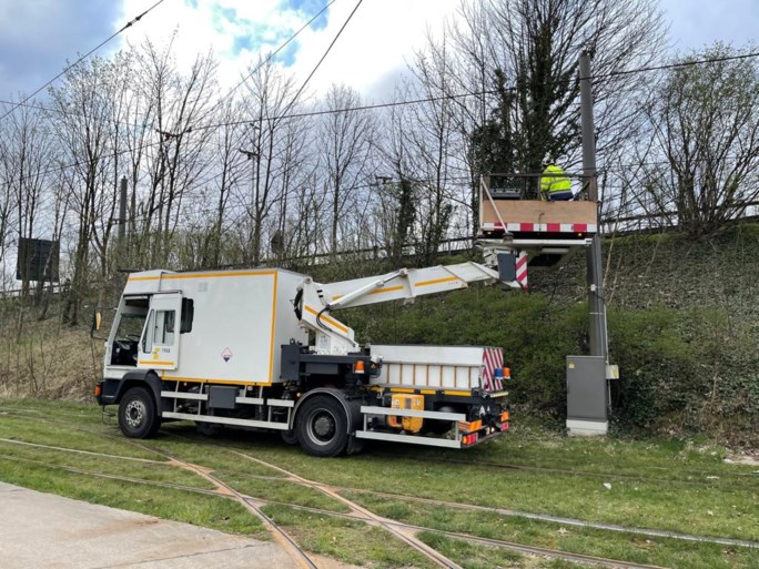 Tram volledig ontspoord in Deurne: gespecialiseerde kraanfirma ter plaatse