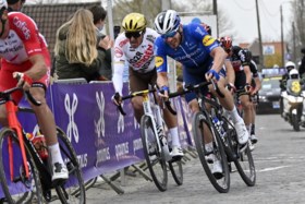 Asgreen vloert Van der Poel verrassend in eindsprint Ronde van Vlaanderen