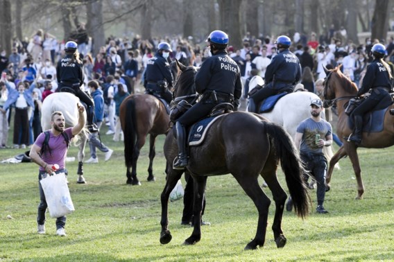 Is het wel een goed idee om politiepaarden in te zetten bij ontruimingen?