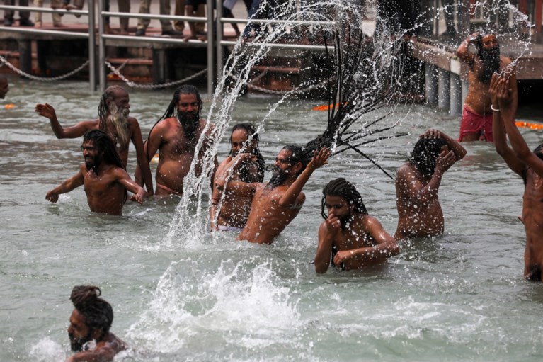 Ondanks recordaantal besmettingen duiken hindoes Ganges in