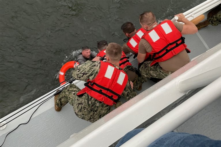 Beelden tonen gekapseisd schip voor kust Louisiana: een dode en twaalf vermisten