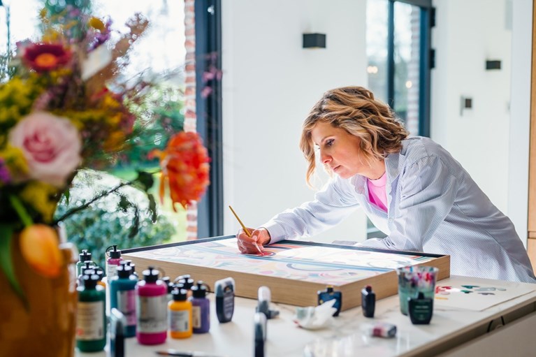 Binnenkijken: de kleurrijke female power van artieste Julie Loeckx