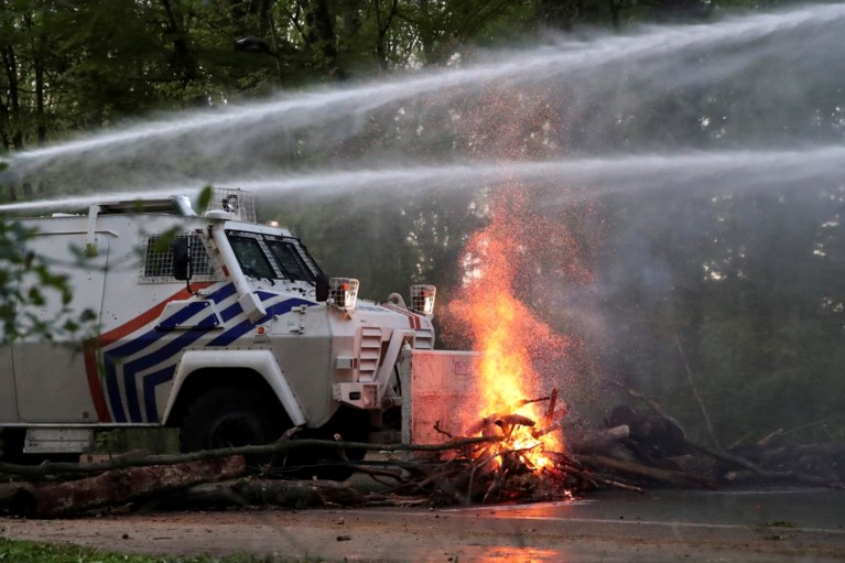 132 onruststokers opgepakt bij La Boum, 5 blijven in de cel