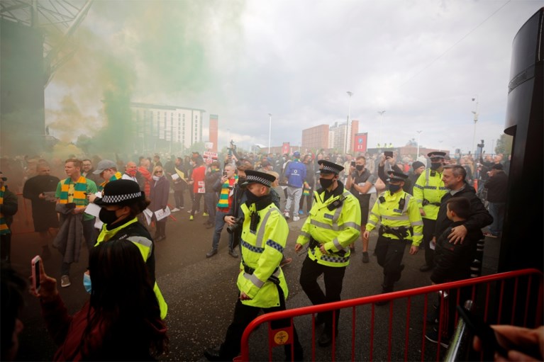 Politie start onderzoek naar ‘roekeloos en gevaarlijk’ supportersprotest in Manchester: agent ‘met fles’ aangevallen