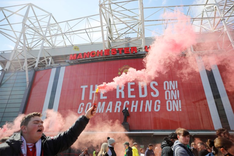 Politie start onderzoek naar ‘roekeloos en gevaarlijk’ supportersprotest in Manchester: agent ‘met fles’ aangevallen