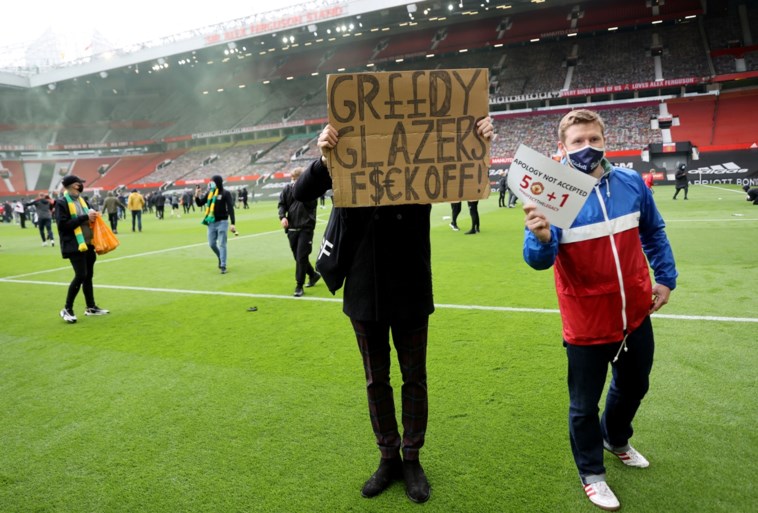 Politie start onderzoek naar ‘roekeloos en gevaarlijk’ supportersprotest in Manchester: agent ‘met fles’ aangevallen