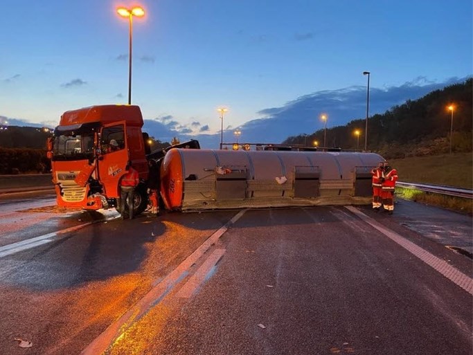 Gekantelde tankwagen met warme chocolade getakeld op Antwerpse ring