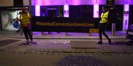 Amnesty kleurt Turkse ambassade paars uit protest tegen terugtrekking Istanbul-conventie