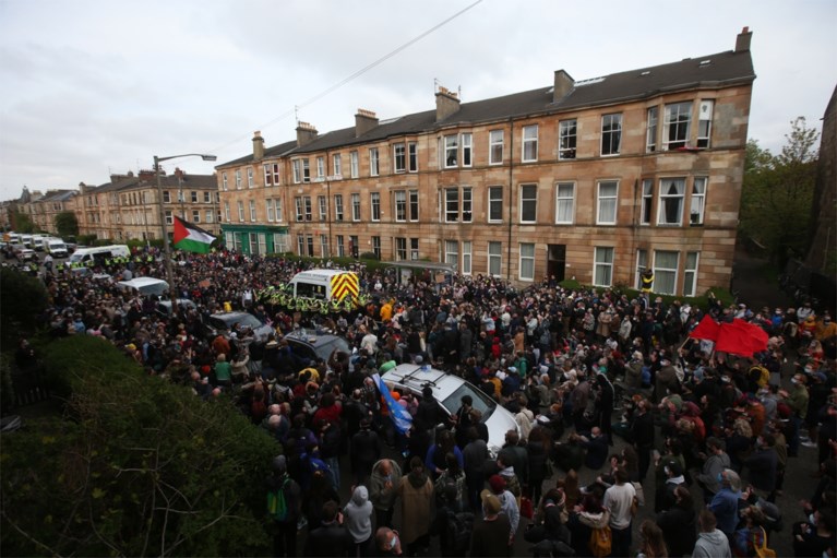 Cientos de residentes de Glasgow rodearon el servicio de autobuses de inmigración y exigieron la liberación de dos hombres indios.