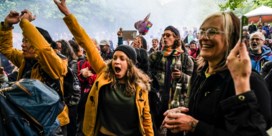 Politie laat feestende demonstranten begaan in Ter Kamerenbos
