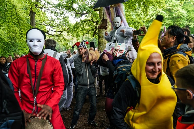 Politie laat feestende demonstranten begaan in Ter Kamerenbos
