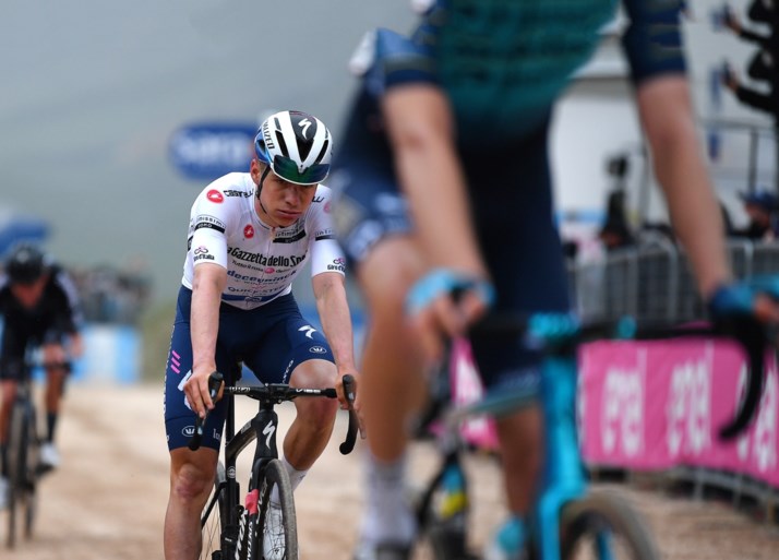 Remco Evenepoel baalt van ‘domme verloren seconden’ op Egan Bernal, maar: ‘Ik mag alleen maar fier zijn over waar ik nu sta’