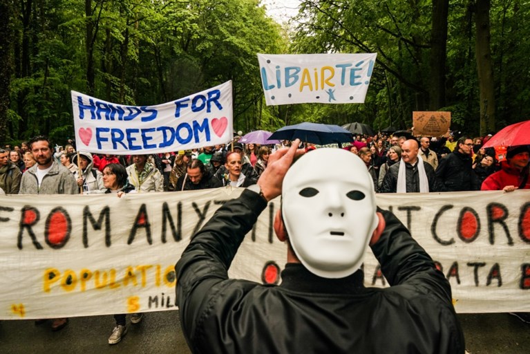 Politie laat feestende demonstranten begaan in Ter Kamerenbos
