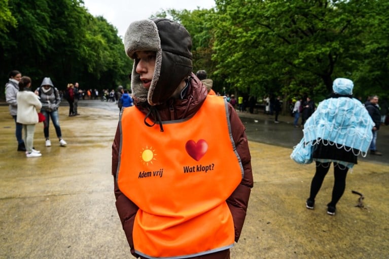 Politie laat feestende demonstranten begaan in Ter Kamerenbos