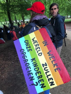 Politie laat feestende demonstranten begaan in Ter Kamerenbos
