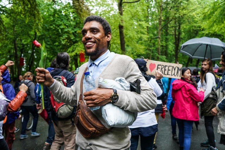 Politie laat feestende demonstranten begaan in Ter Kamerenbos