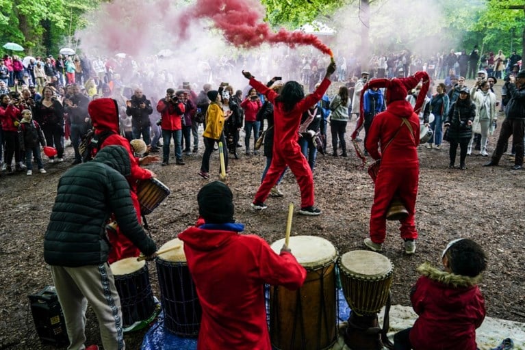 Politie laat feestende demonstranten begaan in Ter Kamerenbos