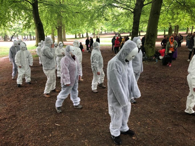 Politie laat feestende demonstranten begaan in Ter Kamerenbos