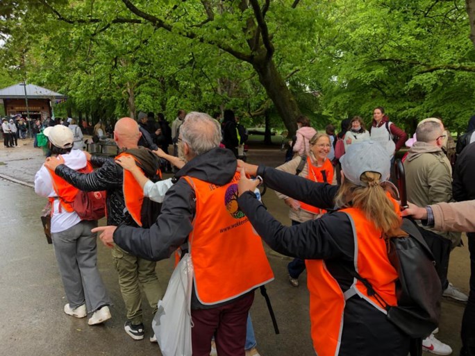 Politie laat feestende demonstranten begaan in Ter Kamerenbos