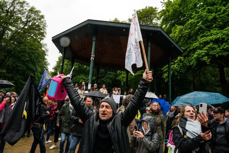 Politie laat feestende demonstranten begaan in Ter Kamerenbos