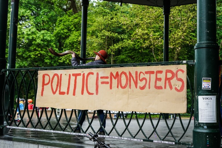 Politie laat feestende demonstranten begaan in Ter Kamerenbos