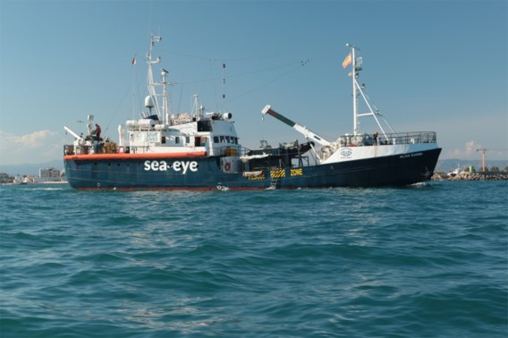 Reddingsschip pikt 172 migranten op in Middellandse Zee