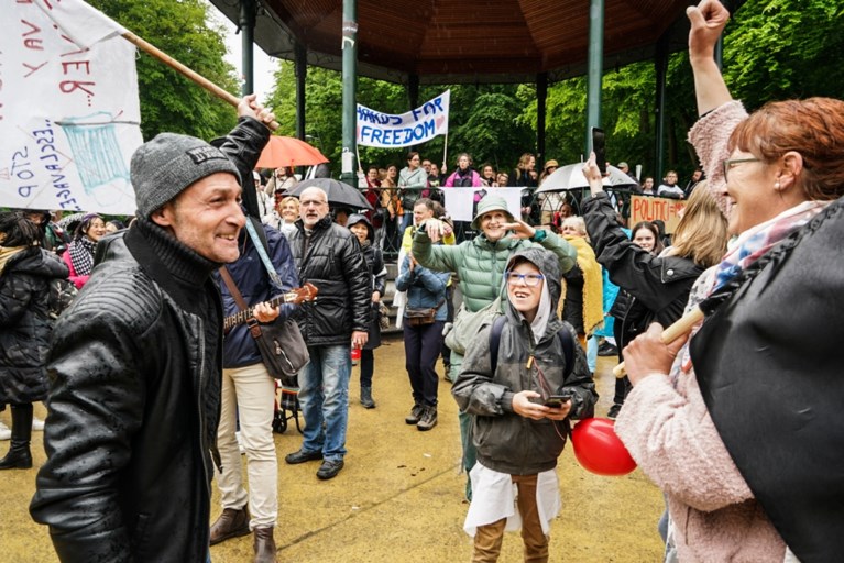 Politie laat feestende demonstranten begaan in Ter Kamerenbos 