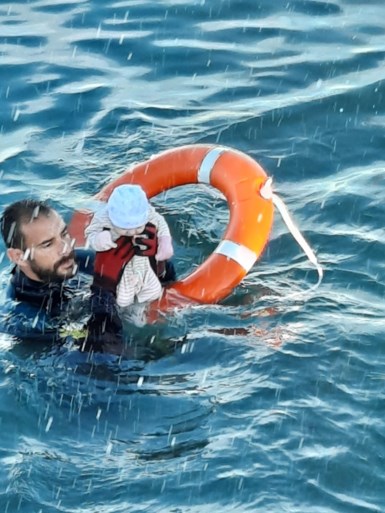 Emotionele knuffel, redding baby en zwemvest van plastic flessen: beelden Ceuta gaan wereld rond