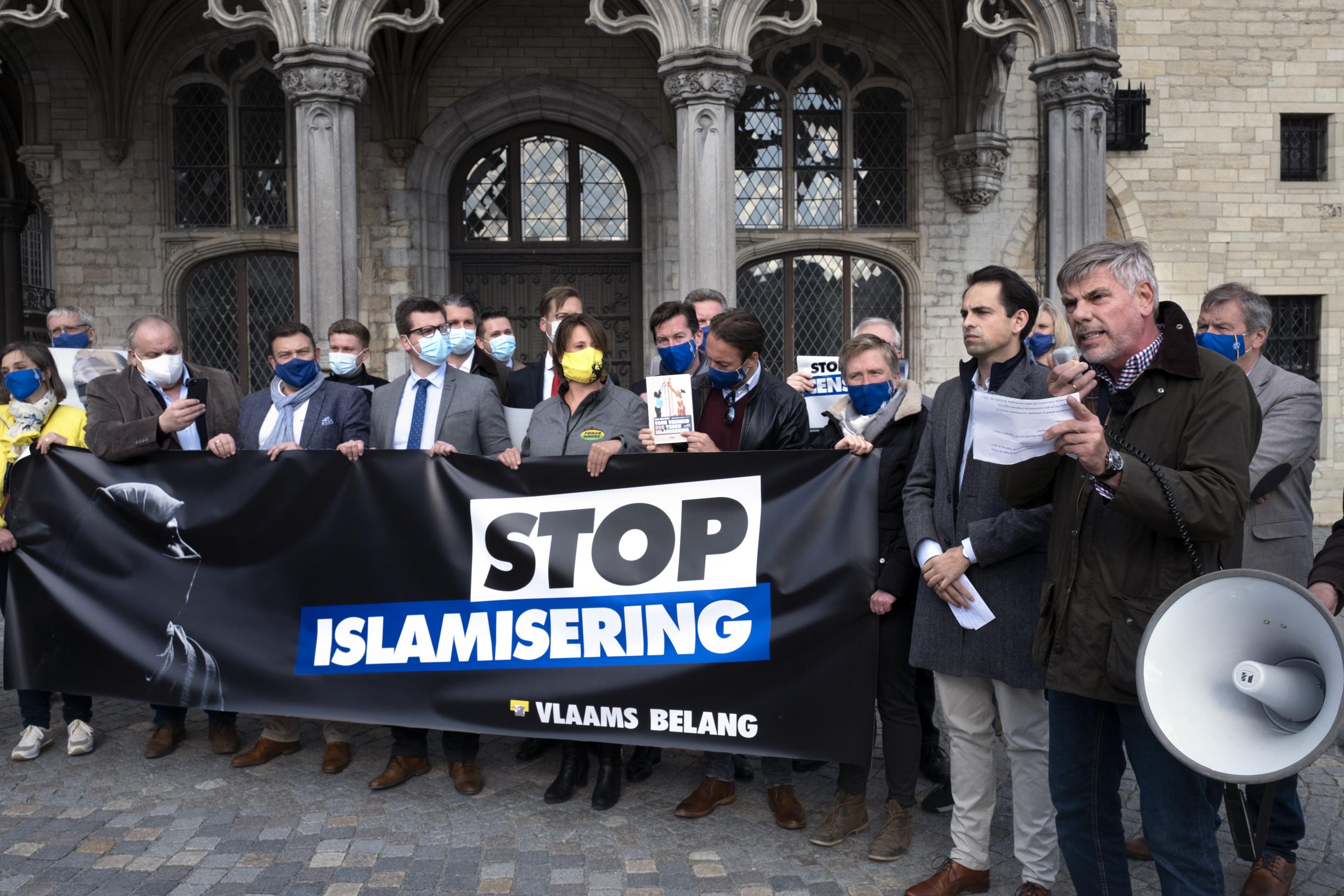 Rechter Hekelt Slogan ‘Stop Islamisering’ | De Standaard