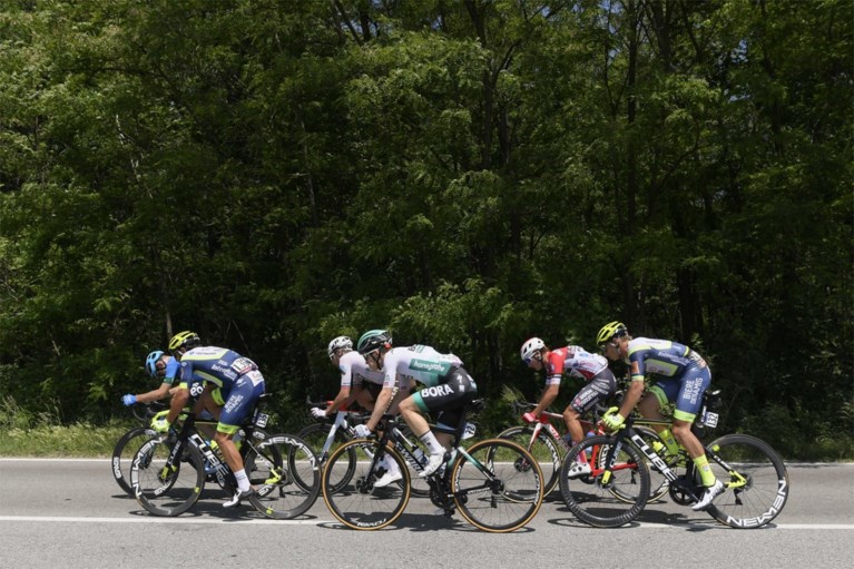 Simon Yates wint etappe, Bernal beperkt schade