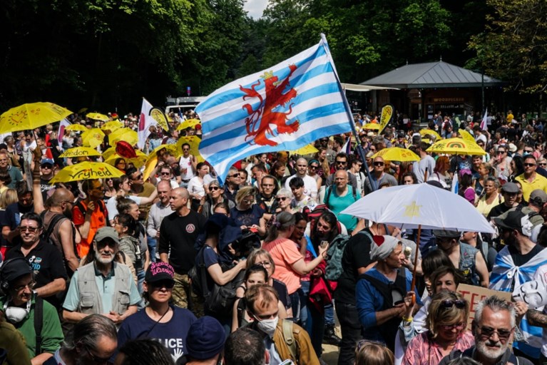 Politie houdt betoging coronasceptici tegen aan Schumanplein