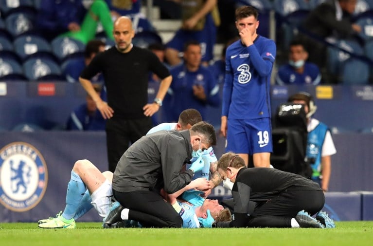 Kevin De Bruyne na botsing in tranen van het veld tijdens Champions League-finale