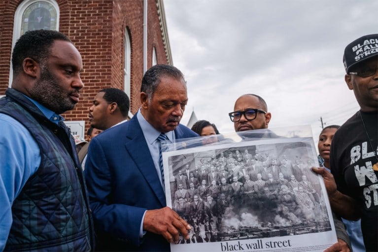 Biden herdenkt racistische rellen in Tulsa eeuw geleden: ‘De waarheid naar buiten brengen’