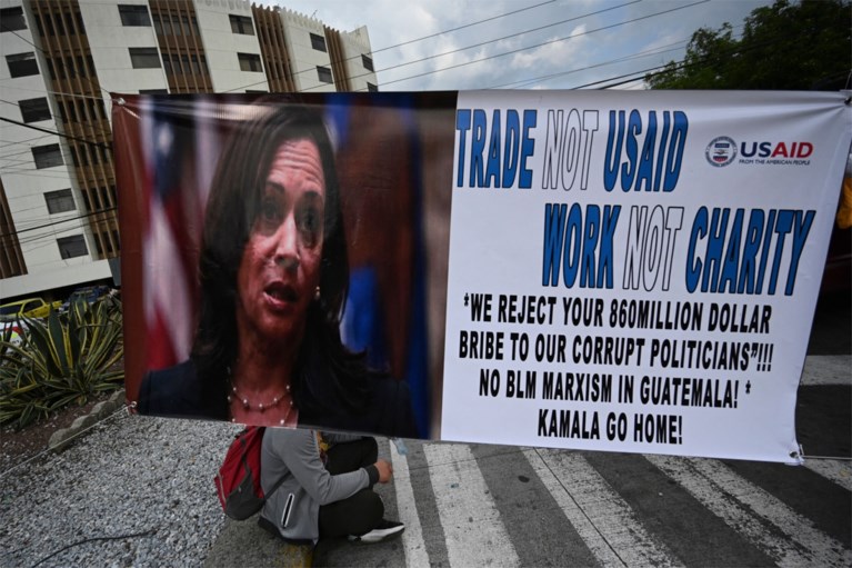 Vliegtuig Kamala Harris moet rechtsomkeer maken tijdens haar eerste internationale reis