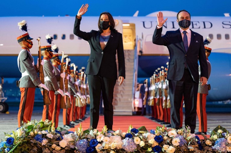 Vliegtuig Kamala Harris moet rechtsomkeer maken tijdens haar eerste internationale reis