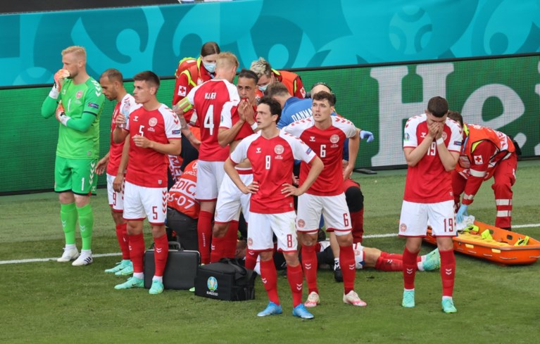 Deense sterspeler Christian Eriksen gereanimeerd op het veld, maar bij bewustzijn en kan praten