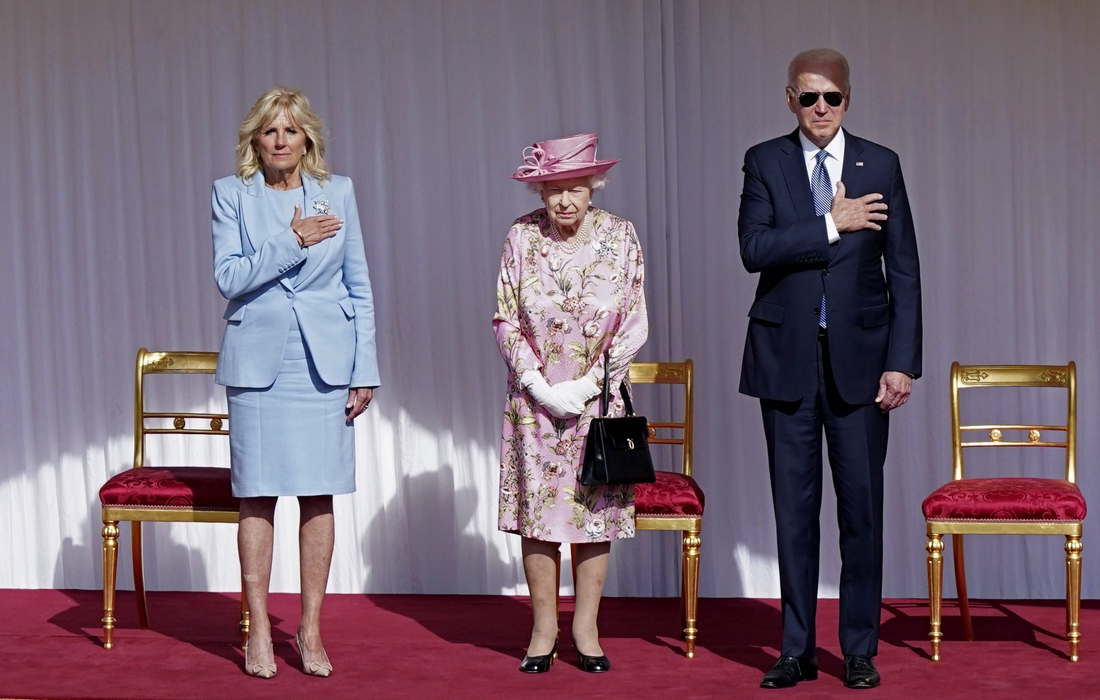 Queen Elizabeth receives Biden with great pomp in…