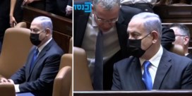 Netanyahu vergeet even dat hij geen premier meer is en gaat op verkeerde stoel zitten