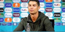 Ronaldo haalt ostentatief flesjes cola uit beeld: ‘Dat gaan ze bij Coca-Cola niet erg vinden’